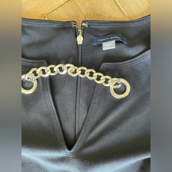 Tommy Hilfiger Women's Black Grommet Gold Chain Neck Shift Dress Size 10 NWT - Picture 3 of 4